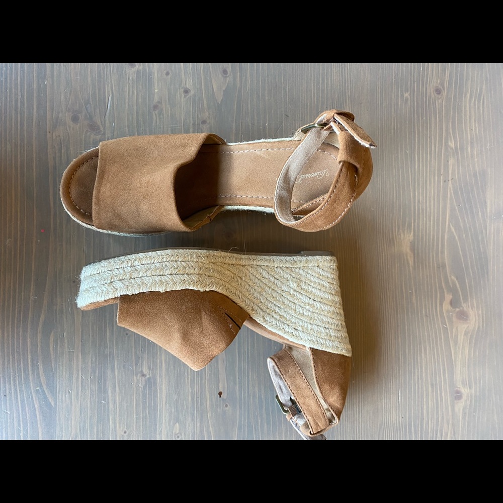 Universal Thread wedges. Brown. Size 7.5.